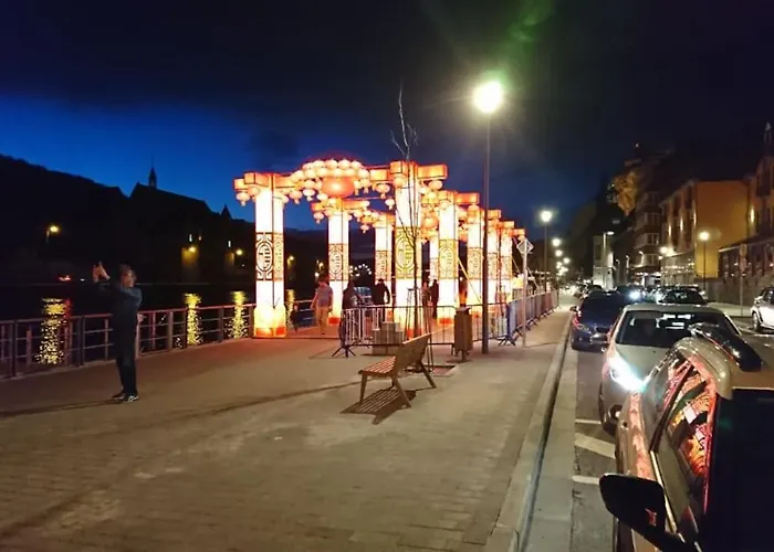 Maison Au Calme Dans Un Domaine Boise Holiday home Hastiere-par-dela