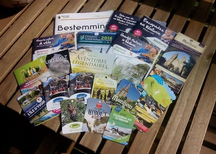 Maison Au Calme Dans Un Domaine Boise Holiday home Hastiere-par-dela