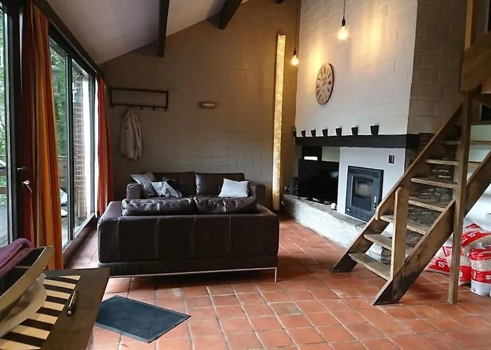 Holiday home Maison Au Calme Dans Un Domaine Boise Hastiere-par-dela